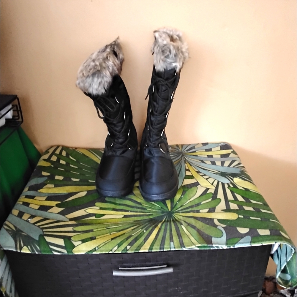 Brand new snow boots